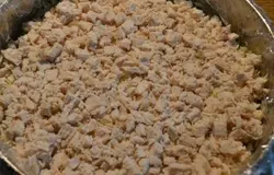 Куриное филе режем небольшими кубиками, выкладываем на картофель и также смазываем майонезом.