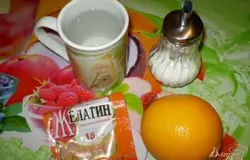 Закипятите стакан воды. Подготовьте необходимые продукты.