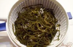Морскую капусту (если только вы не купили салат "Сахалинский") нужно обязательно промыть под проточной водой от песка, дать хорошо стечь воде.