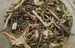 Готово! Салат из морской капусты и крабовых палочек готов. Настаиваться салату не нужно, подавать свежеприготовленным. Хранить в холодильнике не более суток под крышкой. Приятного вам аппетита!