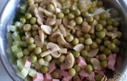 Теперь когда все продукты готовы, можно приступить к приготовлению салата. Итак, колбасу порезать кубиками или соломкой. Свежий огурец порезать также как и колбасу, помните, что в салате ингредиенты должны быть одинакового размера. Поэтому огурец я порезала тоже кубиками. Яйцо вареное порезать кубиками. Шампиньоны консервированные порезать на половинки, а дальше пластинками. Соединяем составляющие салата: колбасу, консервированный горошек, маринованные шампиньоны, яйца вареные, огурец свежий, добавляем майонез домашний, соль, перец молотый черный.