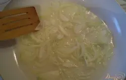 Репчатый лук очистить от шелухи, промыть под проточной водой. Порезать тонко полукольцами. Репчатый лук обжарьте на рафинированном растительном масле до полуготовности, посолите.