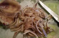 Свиные уши нужно замочить в воде на один-два часа, чтобы они покисли. Далее ножом поскрести, чтобы поверхность ушей была идеально чистая. Тщательно вымыть от жира и грязи. Положить свиные уши в кастрюлю, залить холодной водой, и довести до кипения. Варим не менее трех-четырех часов, постоянно снимая пену, огонь минимальный. Кастрюлю прикройте крышкой. В конце варки за минут 20-30 посолите бульон, добавьте по желанию специи (лавровый лист, перец черный горошком, чеснок, паприку и т. д). Готовые ушки вынять из бульона, остудить, чтобы возможно было взять в руки. Порезать тонкими полосочками.