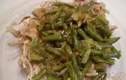 Соединяем в салатника такие продукты: порезанные свиные ушки, обжаренный репчатый лук и стручковую фасоль, йодированную или морскую соль и перец молотый черный по вкусу, добавляем пару капель уксуса столового и заправляем салат жиром от жаренья овощей.
