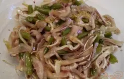 Готово! Салат из свиных ушек и стручковой фасоли готов. Перемешиваем и подаем к столу. Хранить в холодильнике под крышкой. Приятного аппетита!