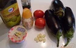 Приготовьте необходимые продукты. Баклажаны нужно вымыть, удалить хвостики. Помидоры вымыть, обсушить салфеткой. Чеснок почистить. Сыр плавленный понадобится пастоподобный.