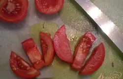 Помидоры порежьте соломкой крупной.