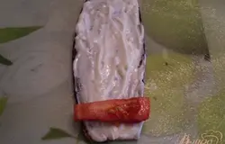  На каждый листочек баклажана смазанный пастоподобным сыром с чесноком выкладывайте по кусочку помидора. Сворачивайте в рулетик.