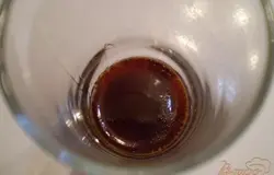 Далее отмеряем и наливаем коньяк.