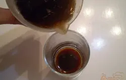 И самый интересный момент. Очень медленно, а лучше по трубочке или ножу наливаем кока-колу, напиток очень сильно пенится, и пена образовывается густая, плотная. На фотографии финальной уже она немного села, пока налила, пока сфотографировала, время ушло. В реальности будет пышная пенка, красивая.