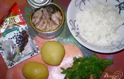 Итак, подготовим продукты. Отварить рис в подсоленой воде до готовности. Хочу обратить ваше внимание на то, что нужен один стакан уже готового риса. Отварить картофель "в мундире" две средних штуки, почистить, остудить, чтобы можно было взять в руки. Консерва у меня САРДИНА, открыть, жидкость слить. Зелень промыть под проточной водой.