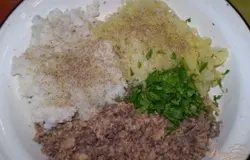 Консерву размять вилочкой, добавить рис, картофель потереть на терке крупной. Зелень измельчить. Посолить. Добавить перем молотый душистый (у меня с чесноком сушеным перчик).