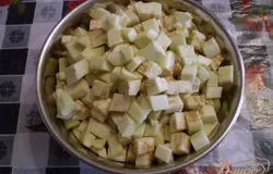 Баклажан очистить от кожуры и порезать кубиками.