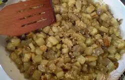 Обжарить на минимальном количестве масла до готовности.