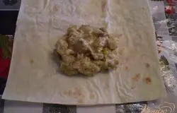 На лаваш кладем столовую ложку баклажанов и заворачиваем конвертом. Окунаем в кляр и обжариваем на сковороде с двух сторон.