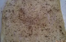 Делим тесто на две равные части. Одну часть раскатываем на поверхности стола прямоугольником толщиной не более 1 см. Посыпаем щедро сахаром и какао. Тесто не очень сладкое, но за счет присыпки сахарной булочки будут в самый раз. Скручиваем тесто в рулет. Покатайте его немного по столу, чтобы шов прилип хорошо. Муку я почти не подсыпала.