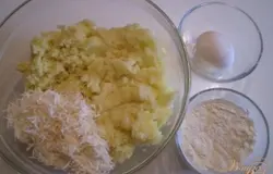 Картофель нужно очистить, вымыть тщательно. Крупный картофель порезать на 4 части вдоль, мелкий можно просто пополам. Залить водой холодной так, чтобы вода еле-еле покрывала картофель. Посолить. Довести до кипения. Варить под крышкой при слабом кипении 30 минут до готовности картофеля. Пшено нужно тщательно перебрать, иногда попадаются камешки и мусор. Залить водой, дать немного постоять, после промыть до чистой воды и пыли и грязи. Доведите воду для варки пшена до кипения. Посолите по вкусу. Всыпьте в кипяток пшено и варите после закипания при слабом огне под крышкой до готовности крупы, это минут 20. Соотношение воды и крупы 1:2. С готового картофеля слейте всю воду. Сам картофель с помощью толкушки превратите в пюре. Плавленный сырок нужно потереть на самой мелкой терке. Добавляем тертый сырок к картофелю и пшену. Перемешиваем тщательно.