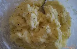 Добавляем сырое куриное яйцо к чуть остывшим картофелю и пшену. Перемешиваем. Не добавляйте яйцо в горячее, оно просто свернется, а этого быть не должно. Яйцо в данном рецепте играет роль связующего звена. Добавляем муку. Достаточно будет 2-3 столовых полных ложки. Перемешиваем тщательно, чтобы не было комочков. Добавляем перец молотый по вкусу.