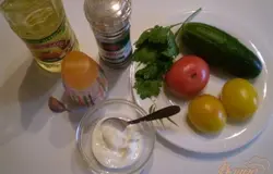 Подготовим продукты для салата. Зелень и овощи вымыть и обсушить. Чеснок почистить.