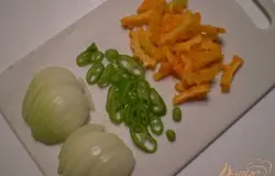 Нарезаем лук полукольцами. Перец чили колечками. Момордику кусочками.