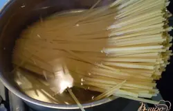 Макароны из твердых сортов пшеницы полностью усваиваются и очищают организм от токсинов, так как в их состав входит клетчатка, а также витамины группы В (повышают стрессоустойчивость), витамин Е (предупреждает старение). Варим согласно инструкции.