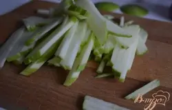 Яблоко нарезать соломкой.