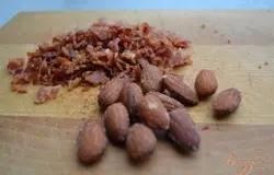 Бекон и миндаль порубить ножом.