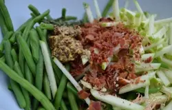 В салатнике смешать все подготовленные продукты, заправить горчицей и маслом.Соль, специи по вкусу.