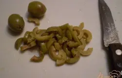 Оливки мелко.