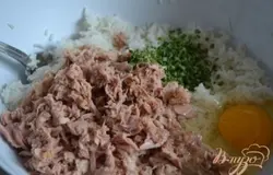 Рис отварить до готовности. В салатнике смешать отварной рис, тунец, яйцо, соль и зелень.Затем добавить муку и хорошо размешать.