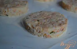 Сформировать биточки и обвалять в панировочных сухарях.