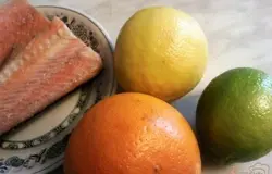 Берем кусок свежей красной рыбы,лимон,лайм и апельсин.