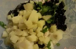 Добавляем вареный картофель,маринованный огурец,зелень.