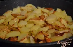 В сковороду налить оливковое масло (оставить немного для формы ) и обжарить картофель до румяного цвета.