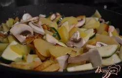 Выложить к картофелю, перемешать , накрыть крышкой и оставить на тихом огне на 5-8 мин.Соль и специи по вкусу. Затем переложить в смазанную маслом форму для запекания.