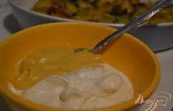 Смешать майонез и сметану. По вкусу можно добавить немного соли и чеснока.