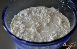 Смешать смесь бисквик с яйцом, молоком и кремом для кофе или сливками.
