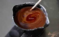 Смешать сгущенное молоко с растопленным шоколадом.