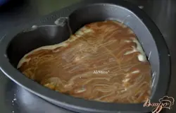 Форму для выпечки смазать маслом, вылить половину теста, затем сгущенное молоко с шоколадом.