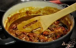 По времени добавляем фасоль из банки, промытую под водой и тушим еще 1 час примерно.