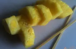 Ананас почистить и нарезать на кусочки.