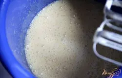 Взбить растопленное остывшее масло с сахаром и яйцами