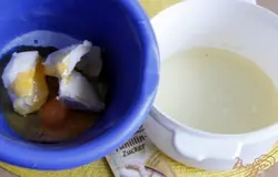 Заранее вынуть продукты из холодильника.Отделить белки от желтков.