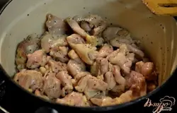 Куриные  кусочки посолить и поперчить.  Порезать на кусочки,например для ускорения приготовления блюда или оставить порциями.  На жаровне разогреть масло, добавить куриные  кусочки,обжарить со всех сторон примерно 8 мин. Выложить на тарелку.