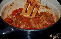 Затем добавим томаты, посолим и поперчим. Вернем куриные кусочки,закроем крышкой и тушим до готовности.