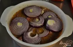 Затем лук кольцами. Поставить мариновать на 1 час.