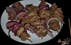 Говядину кубиками нанизывать чередуя с луком. Готовить в духовке или на гриле до готовности, переворачивая.