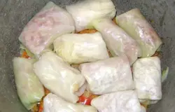 Далее плотно укладываем слой голубцов.