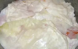 Сверху накрываем всю поверхность оставшимися капустными листьями.