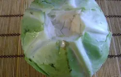 Теперь займемся капустой. Вырезаем сначала кочерыжку.